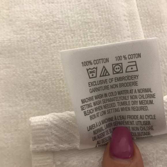 Set of 4 Winter Festive Hand Towels 2 pair Wreaths and Cardinals 18 x 11” NWOT - Picture 5 of 7